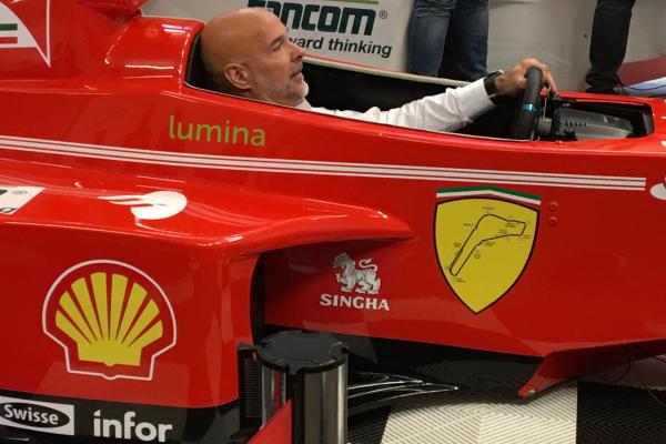 Rob Kamphues in de Formule 1 simulator